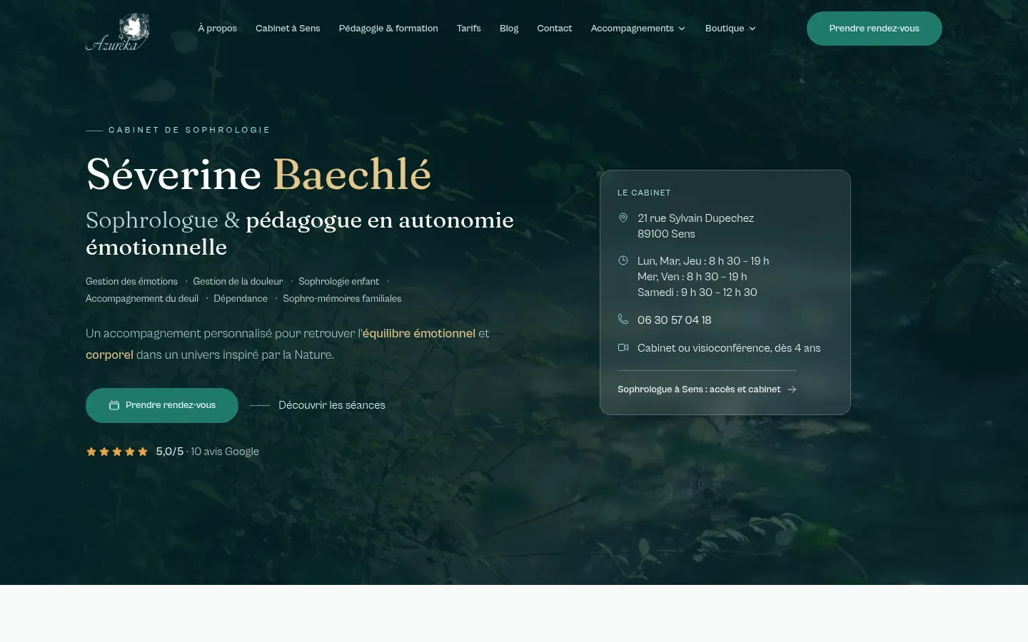 Page d’accueil du site d’Azurêka, sur un fond de forêt sombre, avec l’adresse et les horaires du cabinet.