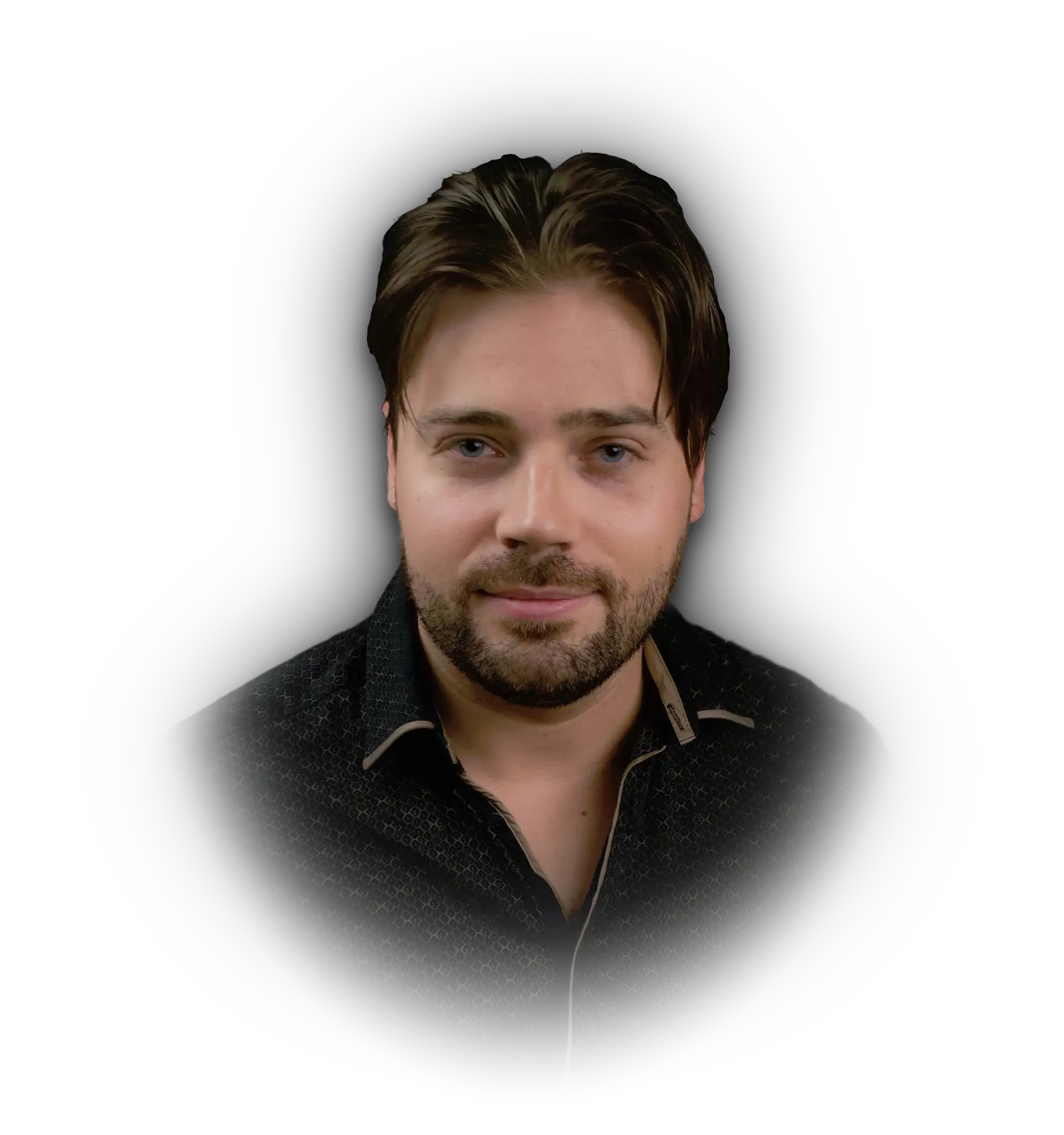 Portrait de Yohan Baechlé en chemise noire.