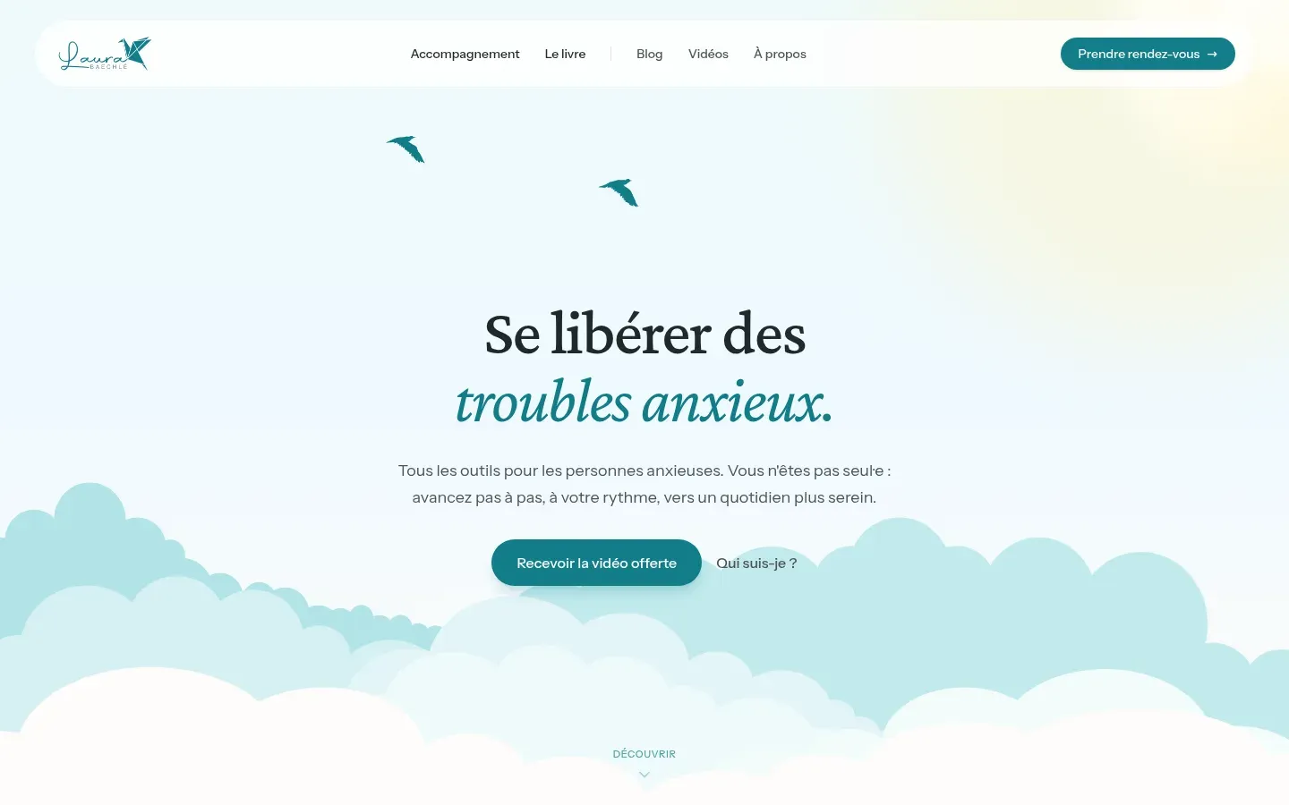 Page d’accueil du site Vivre Pleinement, un titre flottant au-dessus de nuages bleu pâle.